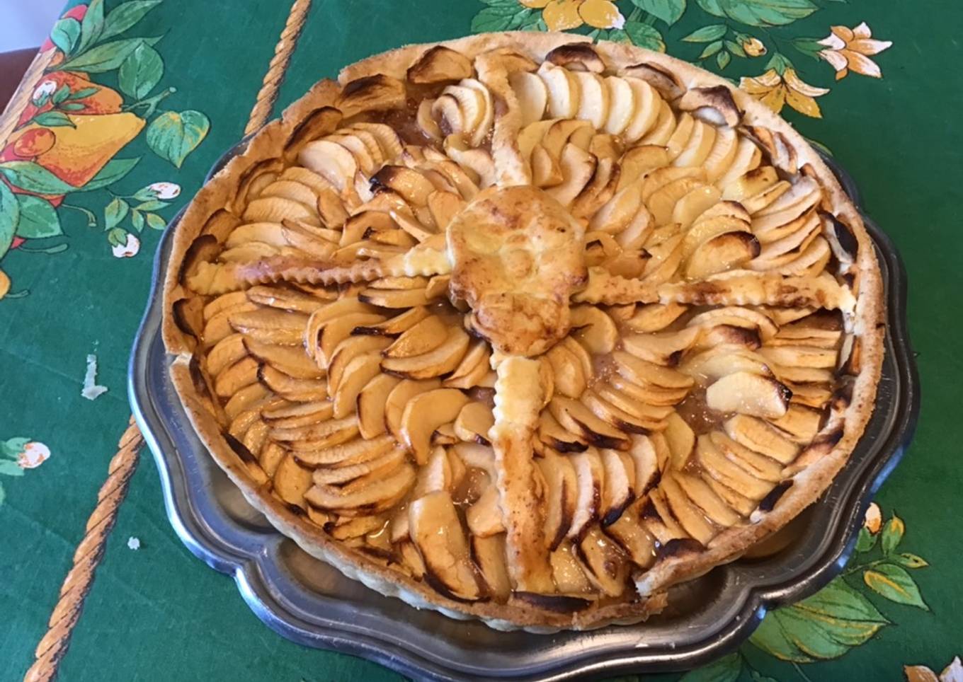 Tarte skull aux pommes et prunes pâte sablée aux amandes