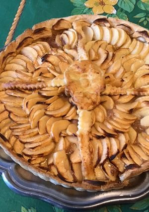 Une photo de Tarte skull aux pommes et prunes pâte sablée aux amandes