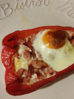 Una foto de Pimiento rojo con huevo