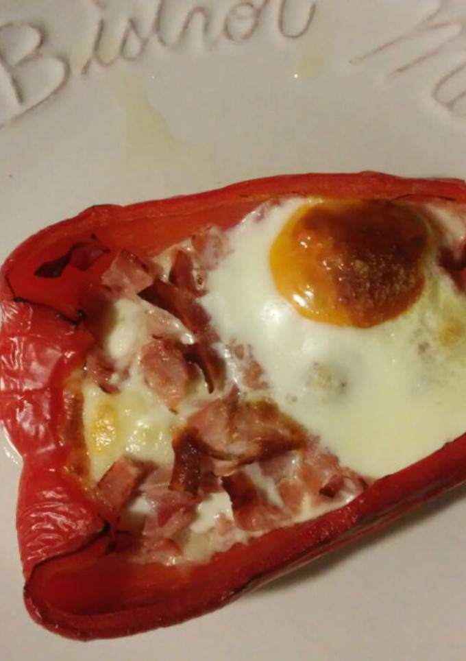 Una foto de Pimiento rojo con huevo