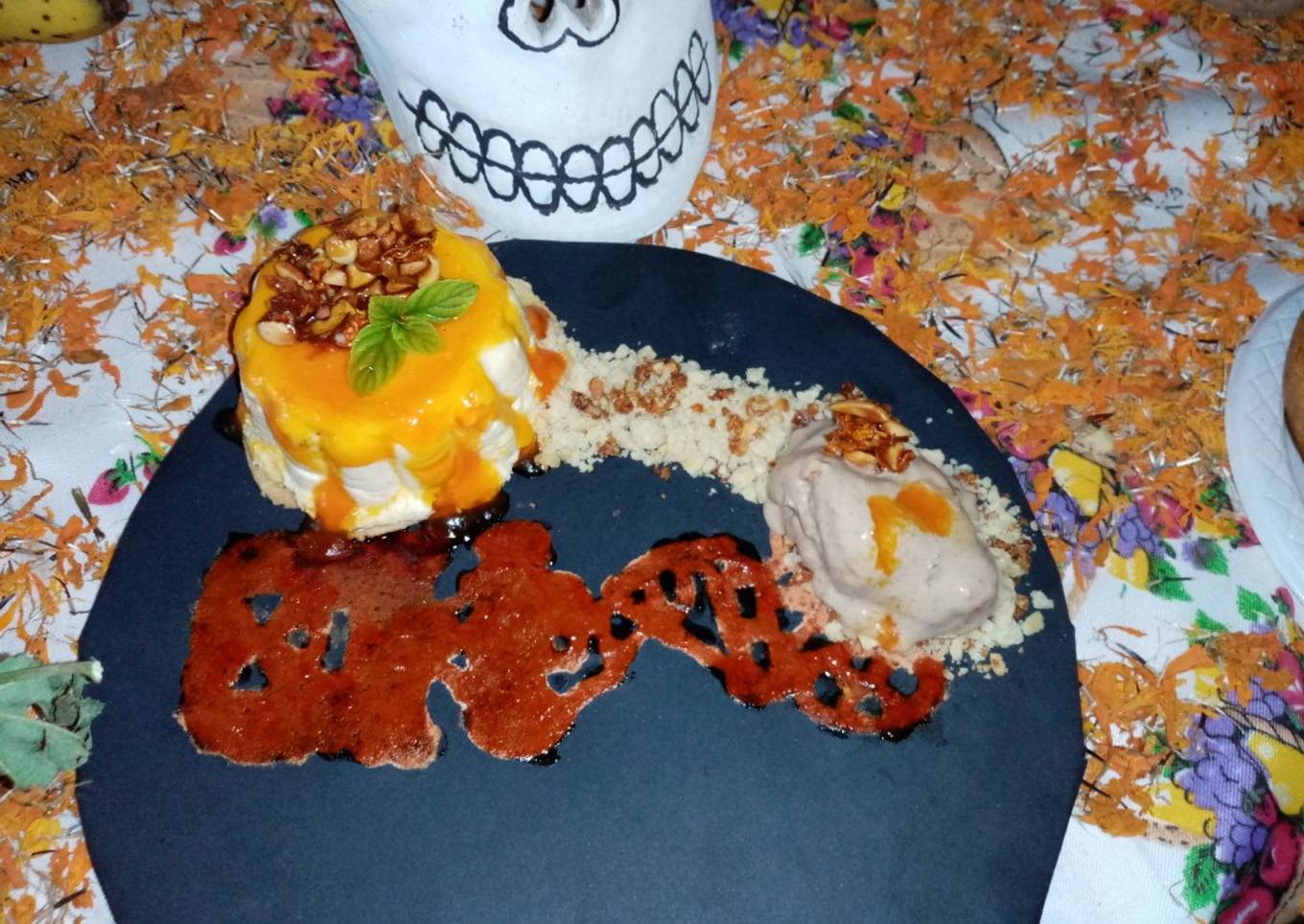 Mousse de calabaza y jarabe de mezcal con coulis de cempasúchil