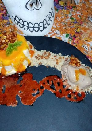 Una foto de Mousse de calabaza y jarabe de mezcal con coulis de cempasúchil