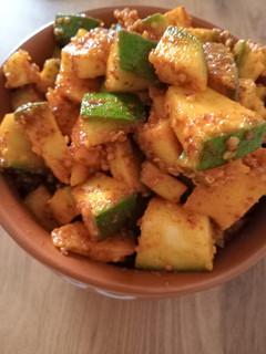 कच्चे आम का इंस्टेंट अचार (Kacche aam ka instant pickle) रेसिपी मुख्य फोटो