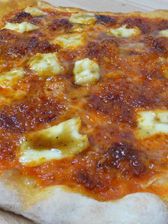 Una foto de Pizza de sobrasada y Vinagreta de miel 🍕