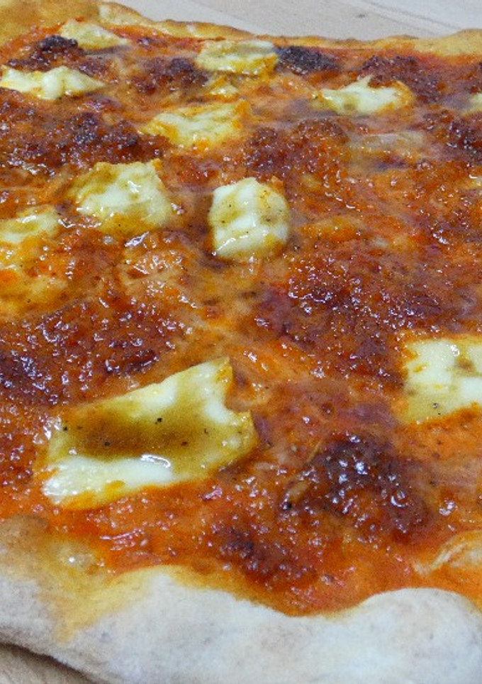 Una foto de Pizza de sobrasada y Vinagreta de miel 🍕