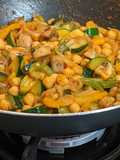 Wok de verduras en su jugo con champiñones y garbanzos