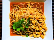 Una foto de noodles de tailandia