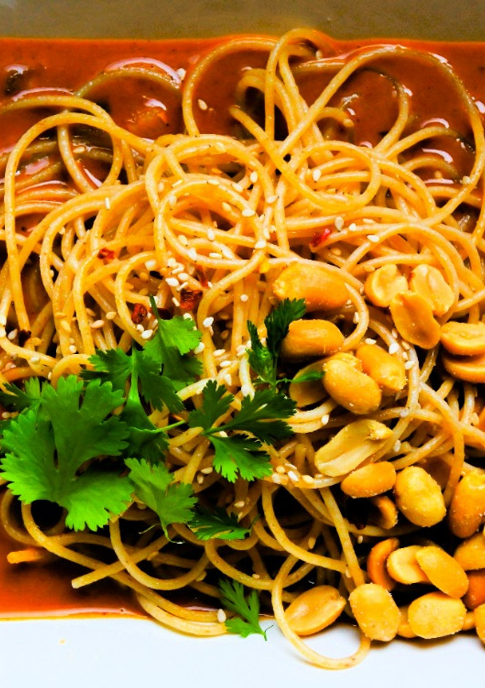 Una foto de Espaguetis al curry rojo thai 🌶️