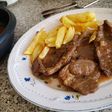 Escalopines de ternera en salsa de cebolla