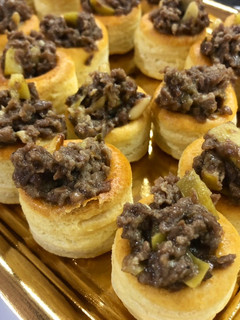 Una foto de Volovanes de revuelto de morcilla con manzana y piñones