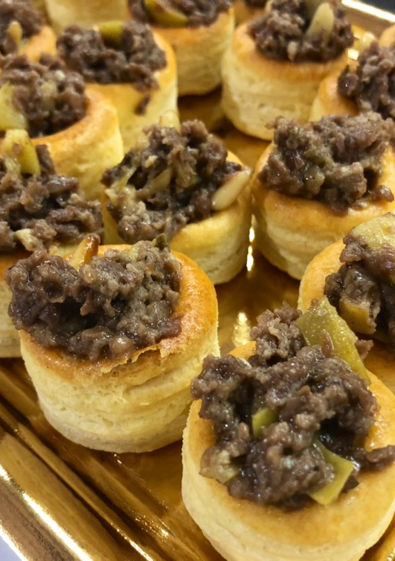 Una foto de Volovanes de revuelto de morcilla con manzana y piñones