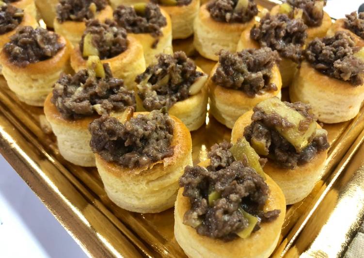 Volovanes de revuelto de morcilla con manzana y piñones
