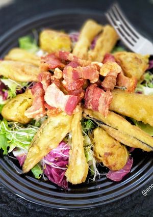 Una foto de Ensalada templada de alcachofa y berenjena en tempura con torreznos