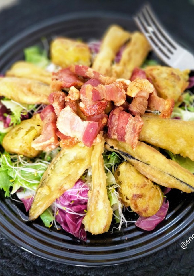 Una foto de Ensalada templada de alcachofa y berenjena en tempura con torreznos