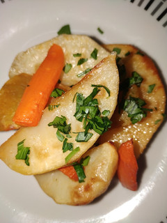 Una foto de Papas, Boñatos y Zanahorias al horno con Perejil 🥔🍠🥕