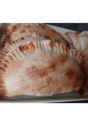 Una foto de Empanadas de carne y empanadas de atún