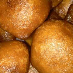 A picture of Meethe pakore (gulgule).