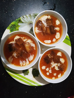 क्रीमी टोमेटो अनियन सुप (Creamy tomato onion soup recipe in Hindi) रेसिपी मुख्य फोटो