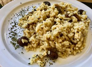 Una foto de Risotto vegano de setas shiitake, Portobello y Shimeji