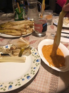 Una foto de 269. Calçots al horno con salsa romesco (entrante verdura)