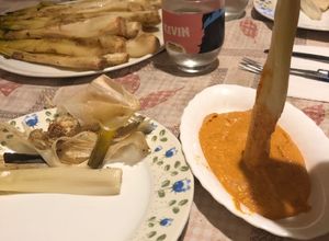 Foto principal de 269. Calçots al horno con salsa romesco (entrante verdura)