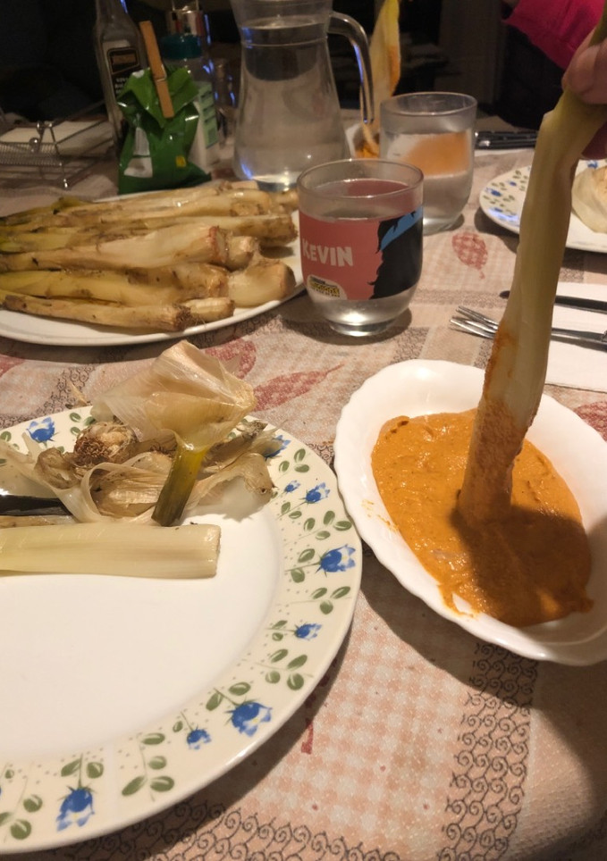 Una foto de 269. Calçots al horno con salsa romesco (entrante verdura)