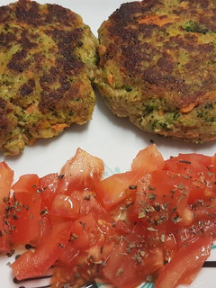 Foto principal de Hamburguesas de pollo, brócoli y zanahoria
