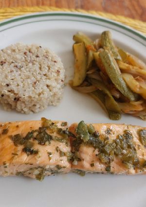 Una foto de Salmón en marinada de chile jalapeño