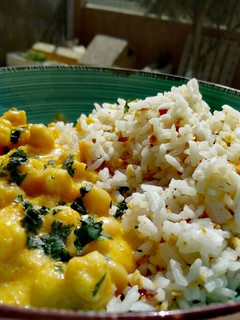 Una foto de Arroz con avellanas y dátiles con curry de garbanzos