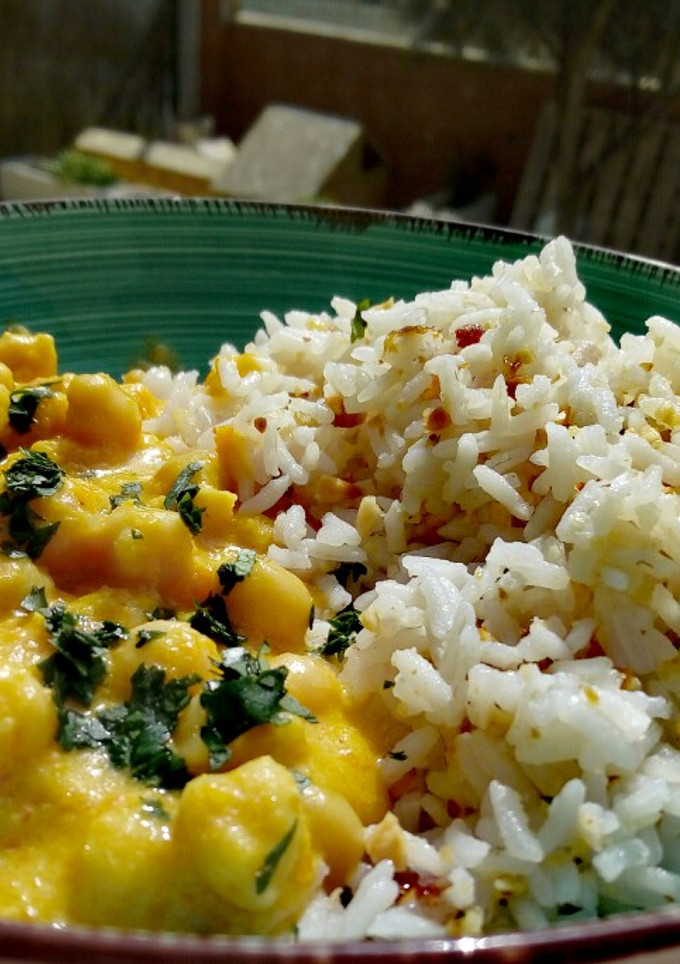 Una foto de Arroz con avellanas y dátiles con curry de garbanzos