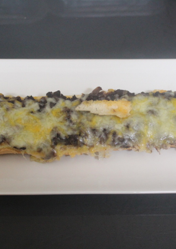 Una foto de Pan con complejo de pizza de morcilla