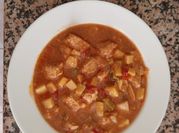Una foto de guiso de atún con patatas