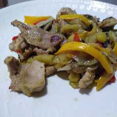 Una foto de Wok de cerdo y verduras