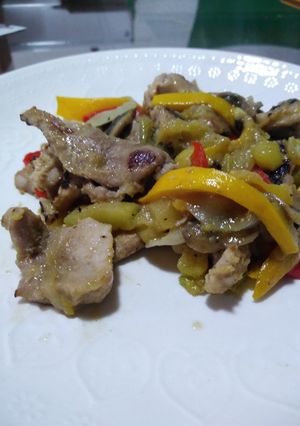Una foto de Wok de cerdo y verduras