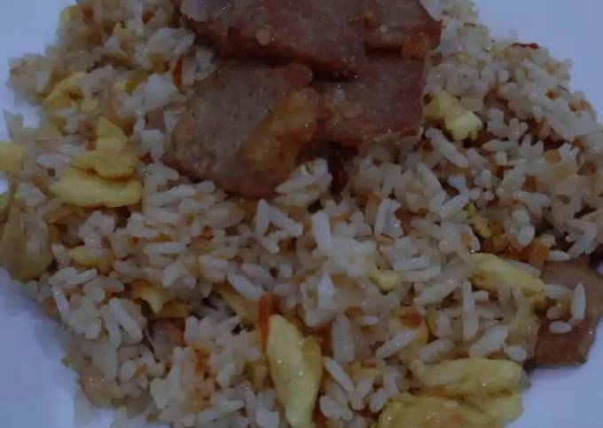 Langkah Mudah untuk Menyiapkan Nasi goreng pedas telur maling sosis, Lezat Sekali