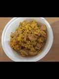 Arroz con vegetales y salchichas