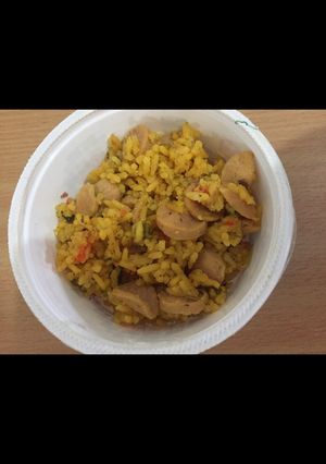 Una foto de Arroz con vegetales y salchichas