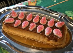 Une photo de Flan « corse » à la myrte,vanille et caramel à la farine de châtaigne et bonbons skull