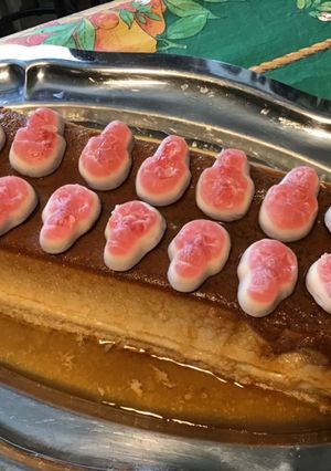 Une photo de Flan « corse » à la myrte,vanille et caramel à la farine de châtaigne et bonbons skull
