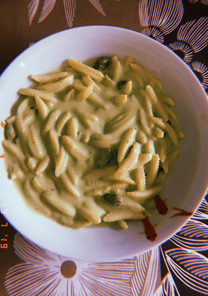 Una foto de Pasta con salsa de aguacate