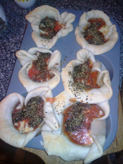 Una foto de Canastas de hojaldre con relleno de pizza
