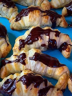 Una foto de Cruasanes de mantequilla con chocolate