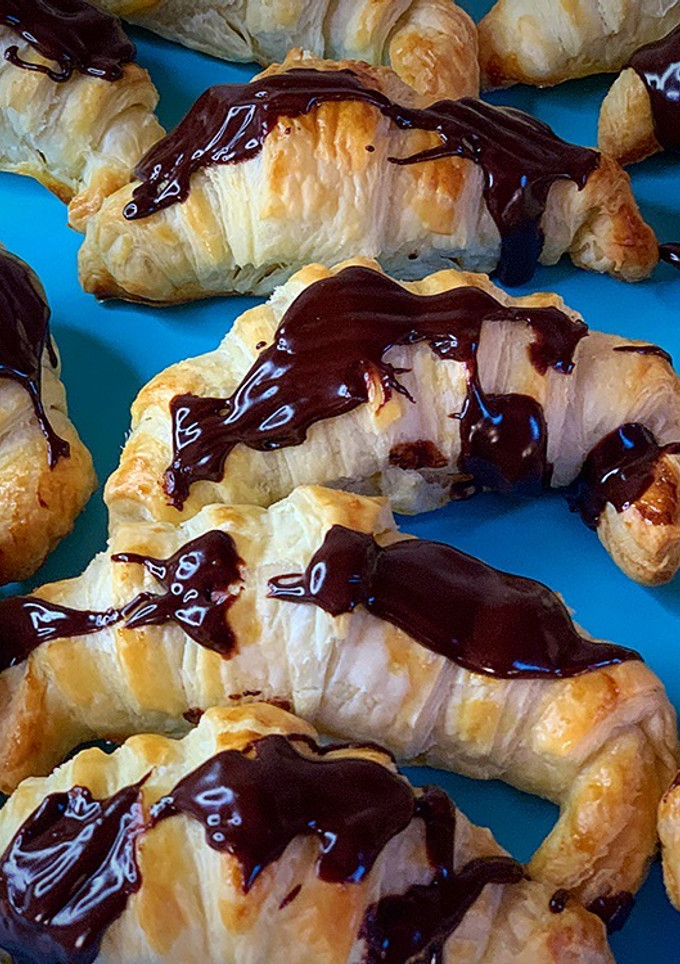 Una foto de Cruasanes de mantequilla con chocolate