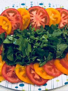Una foto de Ensalada de tomates con Rúcula