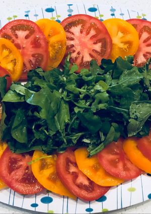 Una foto de Ensalada de tomates con Rúcula