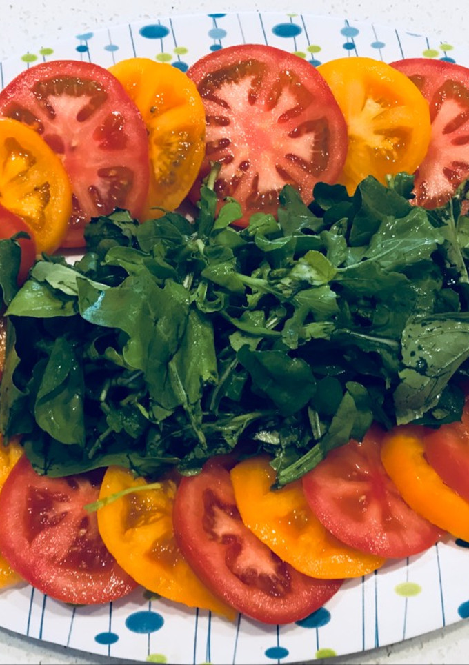 Una foto de Ensalada de tomates con Rúcula