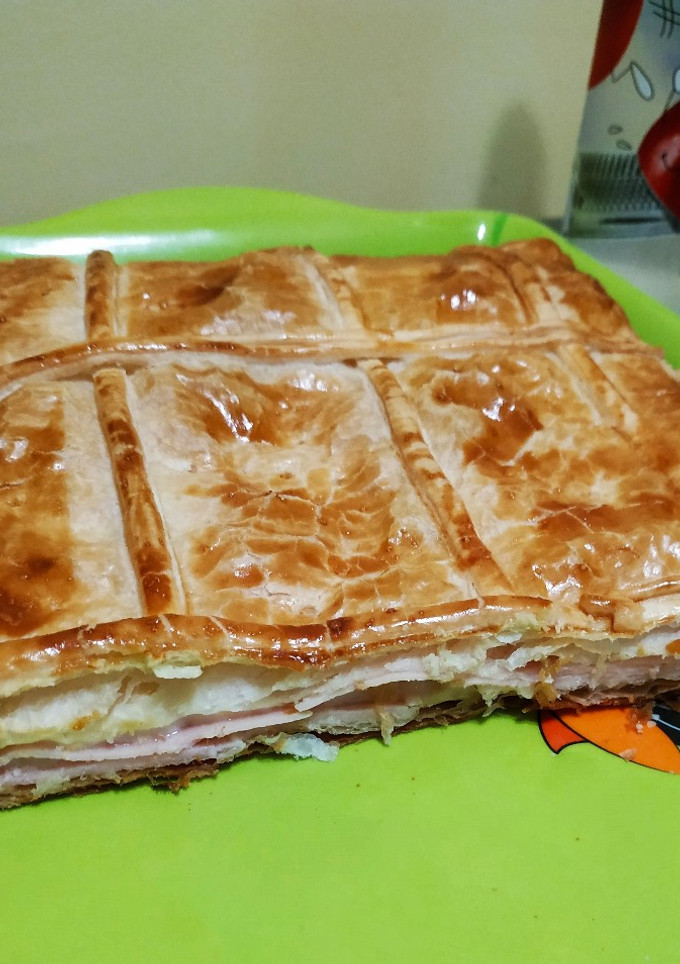 Una foto de Empanada de hojaldre de pavo y queso 🤤🤤🤤