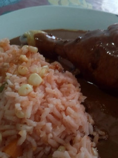 Una foto de Pollo con mole almendrado