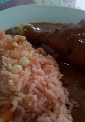 Una foto de Pollo con mole almendrado