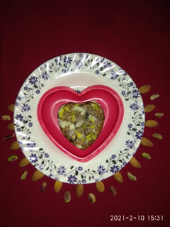 हार्ट शेप खजूर बर्फी (Heart Shape Khajur Burfi recipe in Hindi) रेसिपी मुख्य फोटो